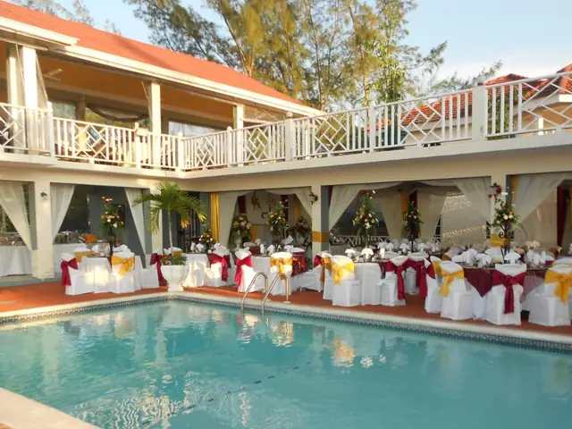 Tafels bij het zwembad van Pipers Cove Resort