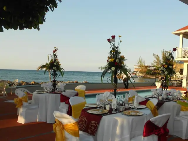 Gedekte tafels op het terras van Pipers Cove Resort, aan zee
