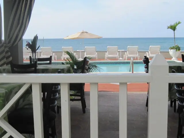 Het terras en het zwembad van het hotel, met de zee op de achtergrond